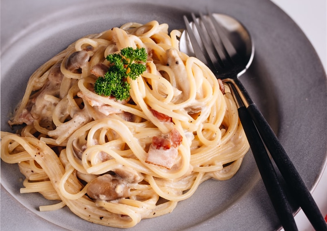 Arriba 73+ imagen receta de espagueti con tocino y crema